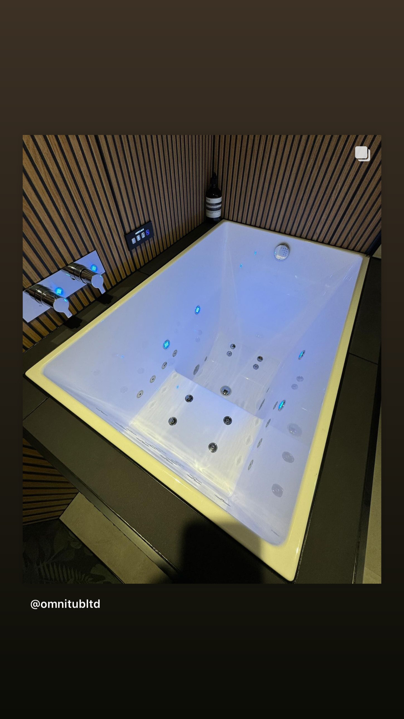Chromotherapy lighting in an Omnitub whirlpool