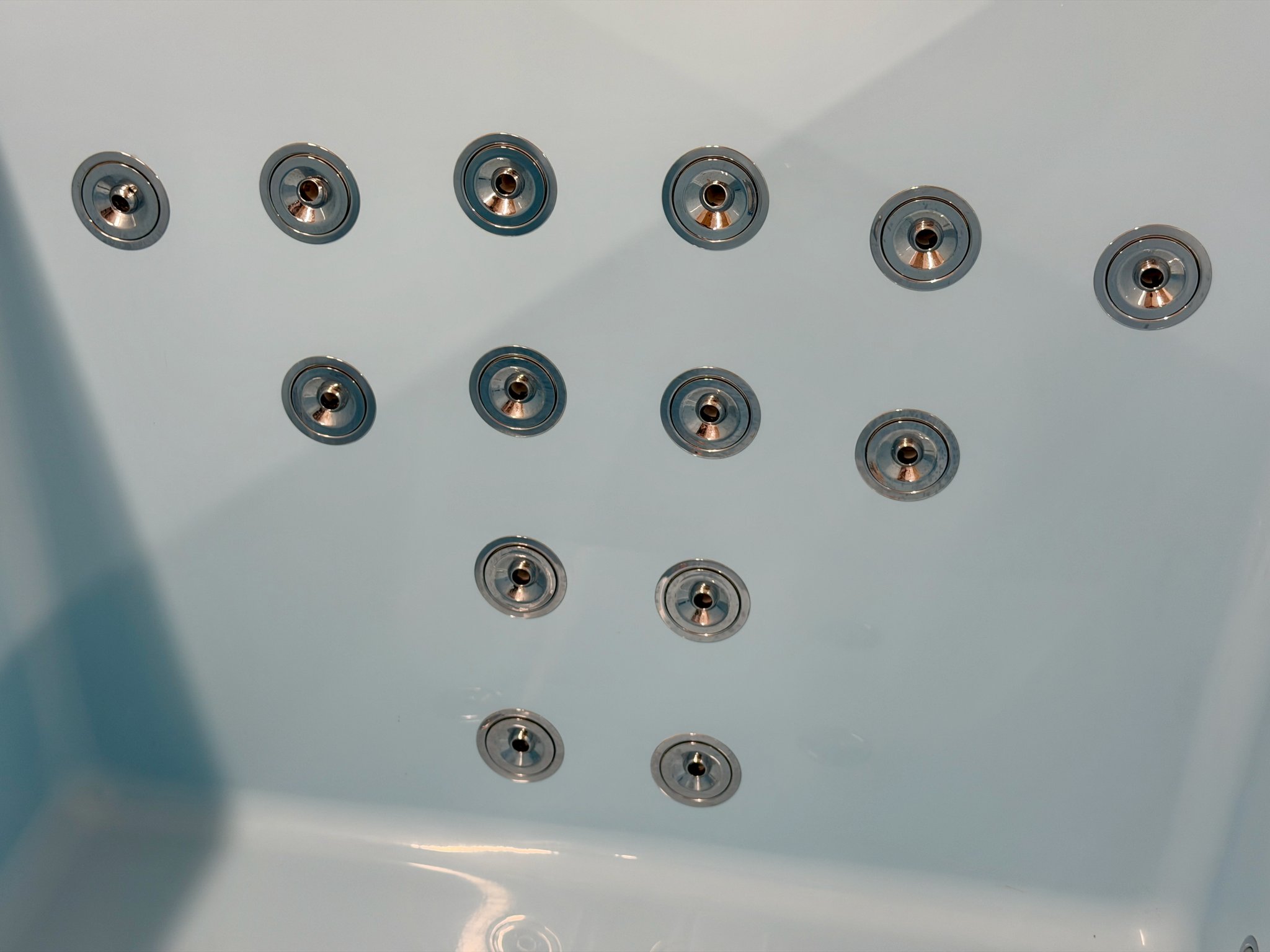 Flush whirlpool jets set into an Omnitub wall