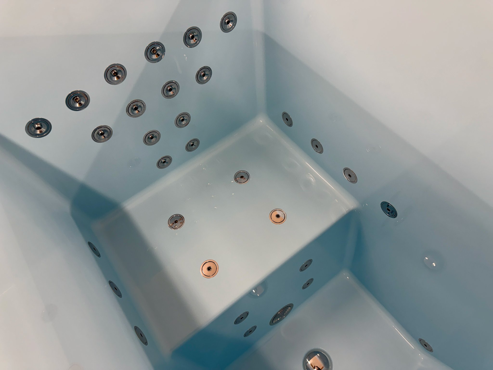 Whirlpool jets running in an Omnitub